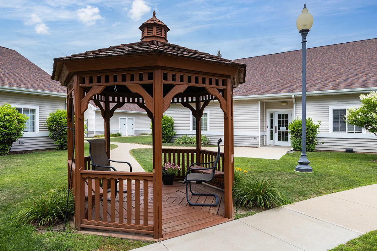 https://www.jaybirdseniorliving20.net/wp-content/uploads/2023/09/clover_ridge_05_1200px.webp