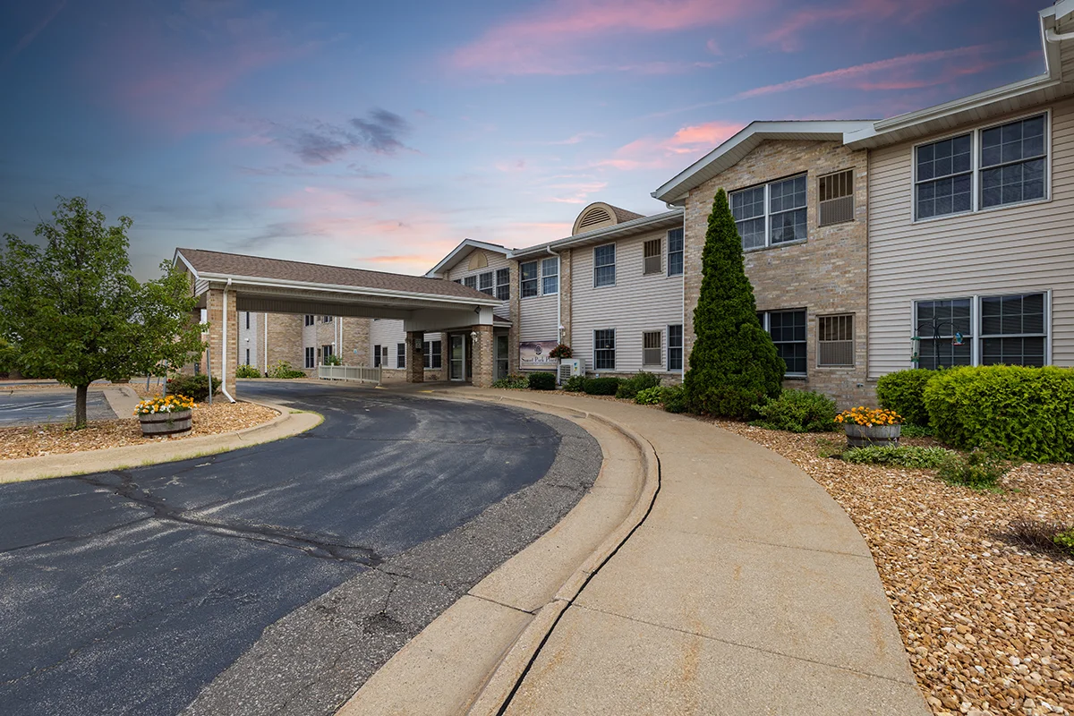 https://www.jaybirdseniorliving20.net/wp-content/uploads/2023/09/sunset-park_27_1200.webp