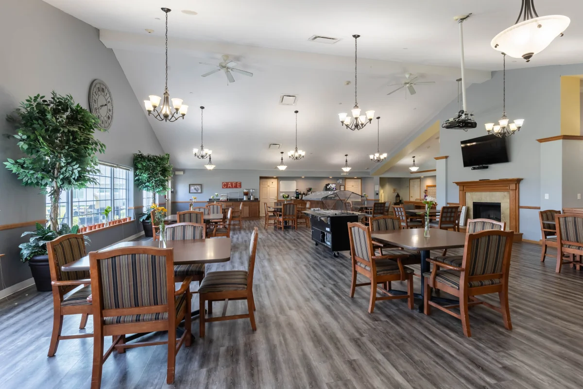 https://www.jaybirdseniorliving20.net/wp-content/uploads/2023/12/Courtyard_Estates_at_Hawthorne_Crossing_02_1200.webp
