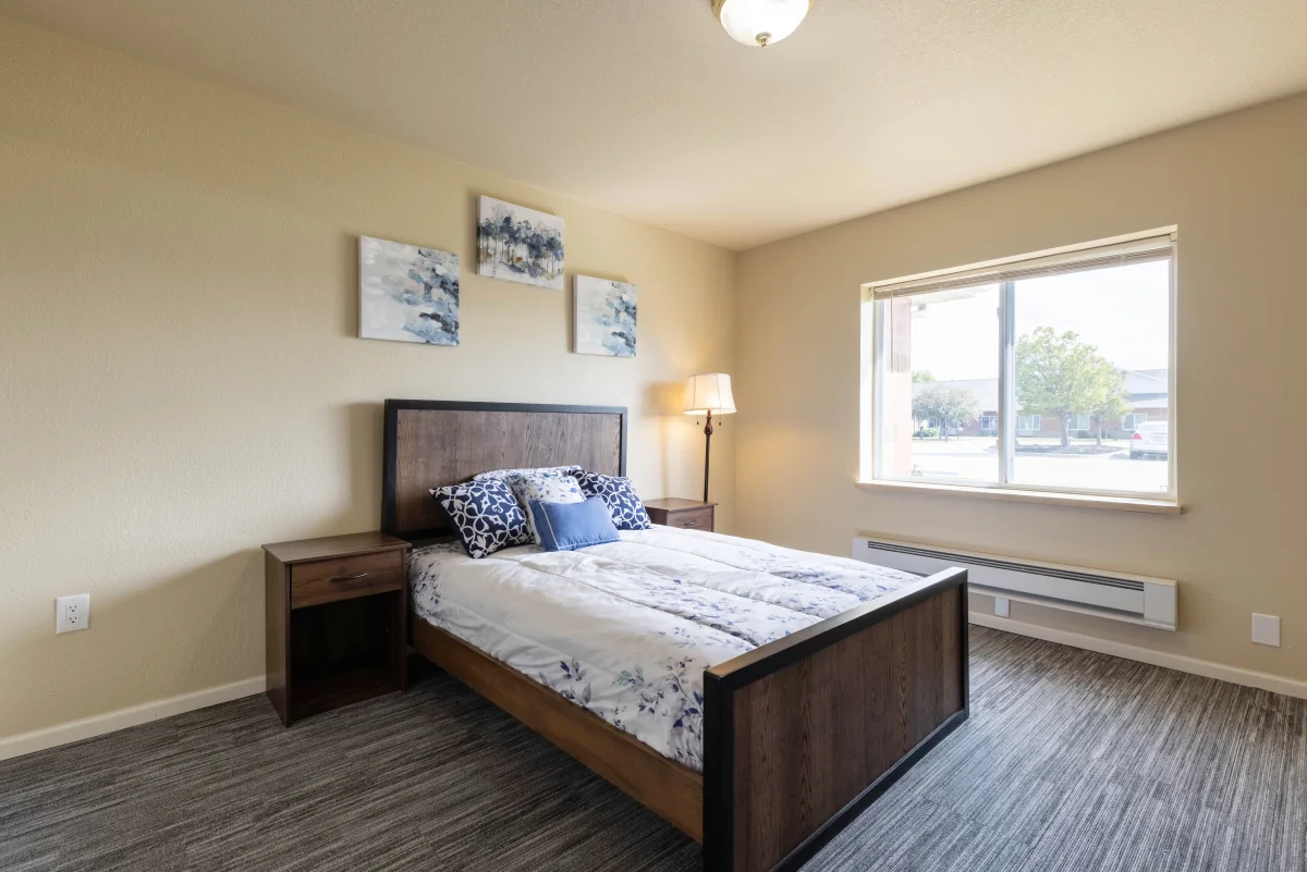 https://www.jaybirdseniorliving20.net/wp-content/uploads/2023/12/Courtyard_Estates_at_Hawthorne_Crossing_06_1200.webp