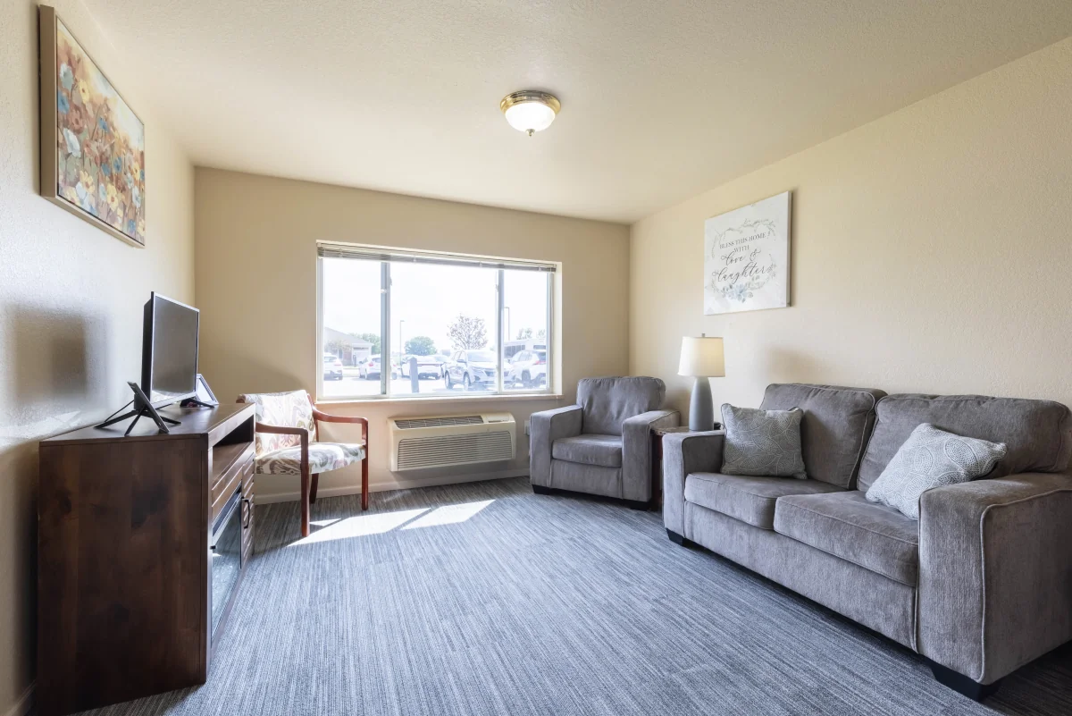 https://www.jaybirdseniorliving20.net/wp-content/uploads/2023/12/Courtyard_Estates_at_Hawthorne_Crossing_10_1200.webp