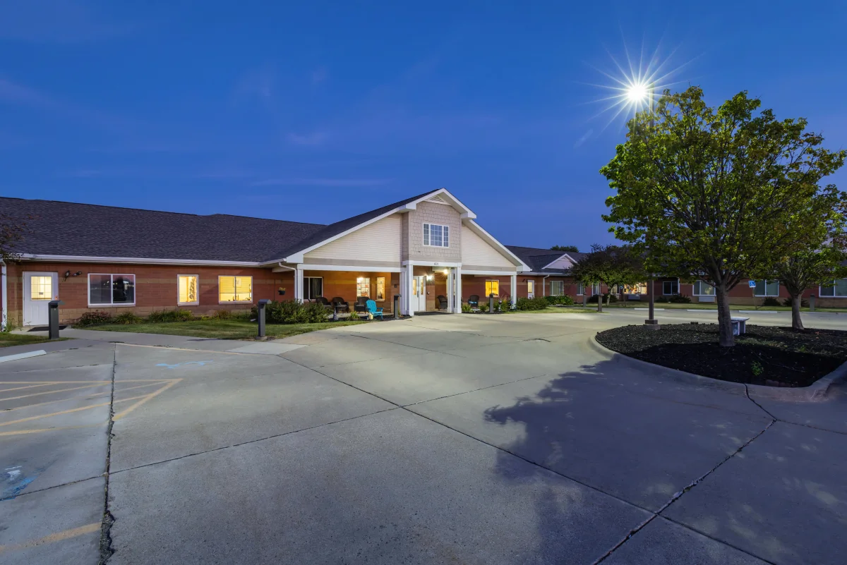 https://www.jaybirdseniorliving20.net/wp-content/uploads/2023/12/Courtyard_Estates_at_Hawthorne_Crossing_25_1200.webp