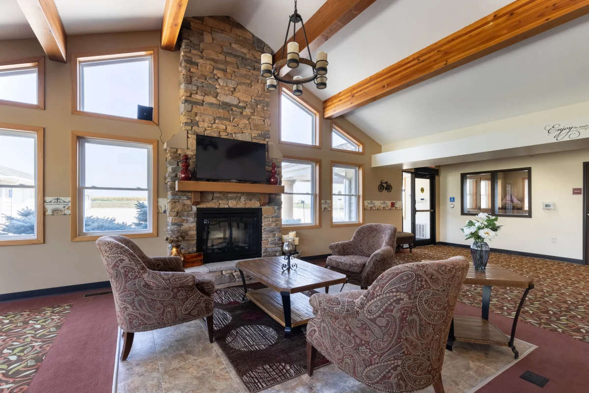 https://www.jaybirdseniorliving20.net/wp-content/uploads/2023/12/Holstein_Senior_Living_22_1200.webp