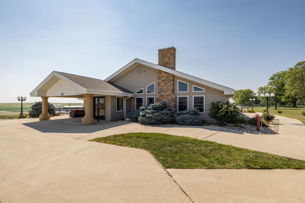 https://www.jaybirdseniorliving20.net/wp-content/uploads/2023/12/Holstein_Senior_Living_33_1200.webp