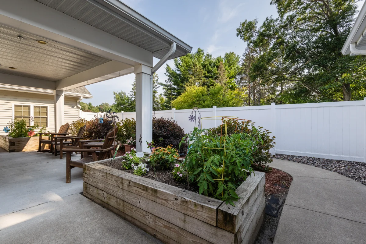 https://www.jaybirdseniorliving20.net/wp-content/uploads/2023/12/Milestone_Senior_Living_Woodruff_12_1200.webp