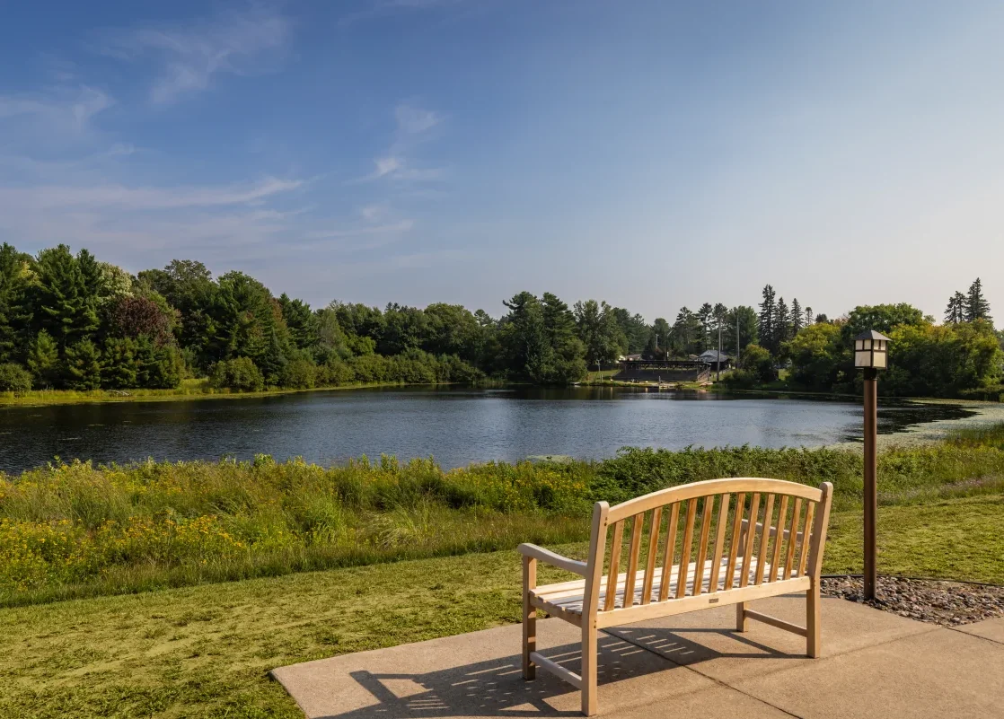 https://www.jaybirdseniorliving20.net/wp-content/uploads/2023/12/Milestone_Senior_Living_Woodruff_18_1200-e1703704038902.webp