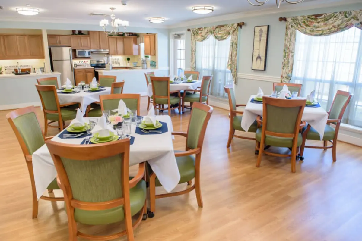 https://www.jaybirdseniorliving20.net/wp-content/uploads/2024/07/Dining-Room-2.webp